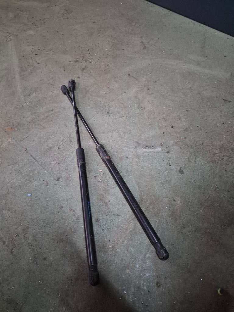 2x Gasveren vw polo 6r achterklep, Ophalen of Verzenden