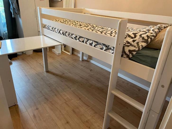 Halfhoogslaper met uitschuifbaar bureau, wit, Beter Bed, Kinderen en Baby's, Kinderkamer | Bedden, Gebruikt, 180 cm of meer, 85 tot 100 cm