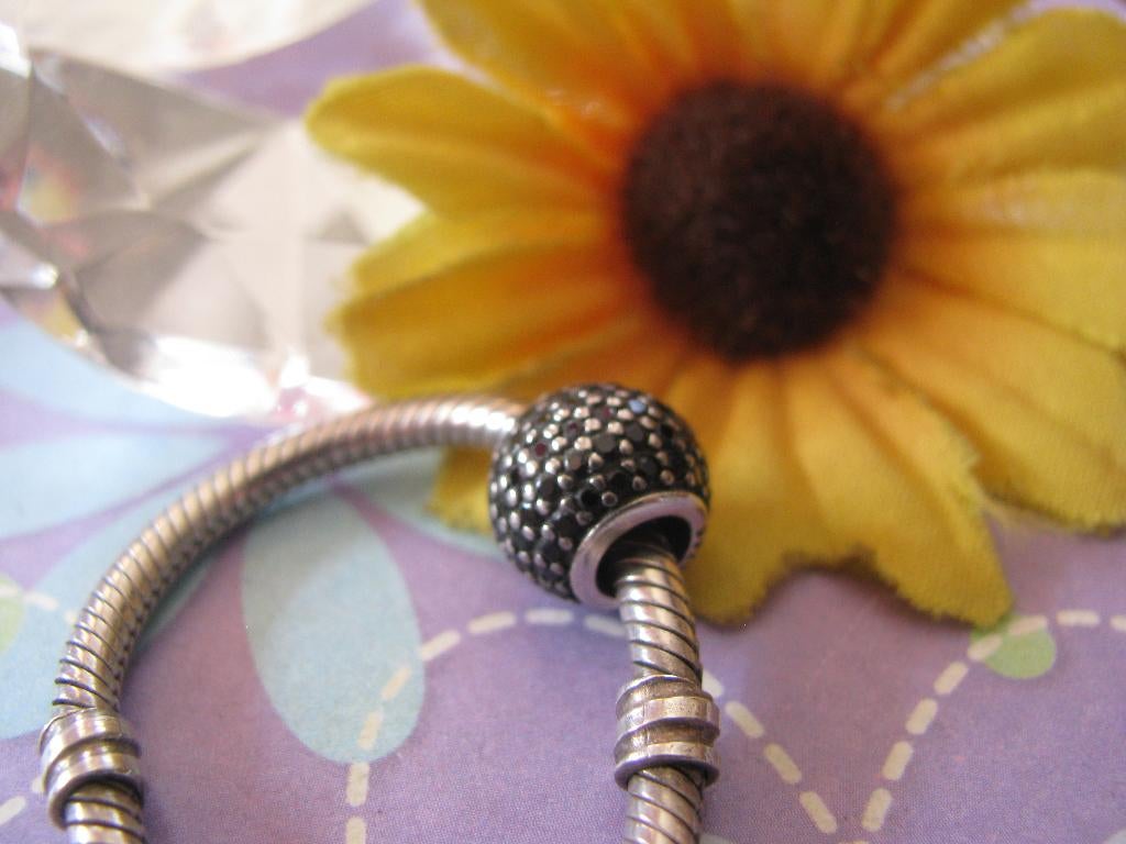 Pandora bedel 791051NCK = bol + kristallen ZWART pavé, Sieraden, Tassen en Uiterlijk, Bedels, Pandora, Ophalen of Verzenden, Zo goed als nieuw