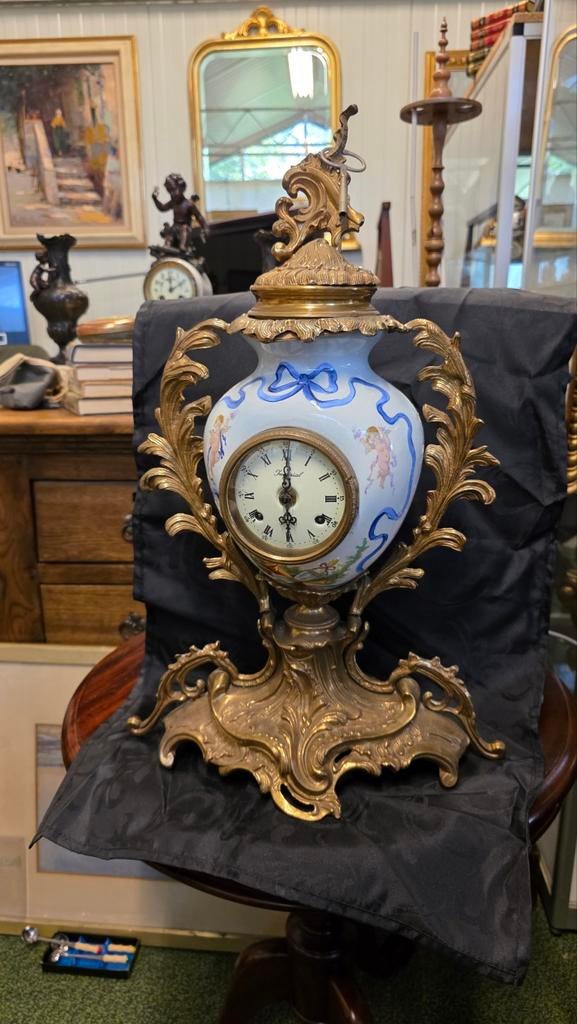 Antieke Franse Bronzen Klok met Porseleinen Vaas, Ophalen of Verzenden