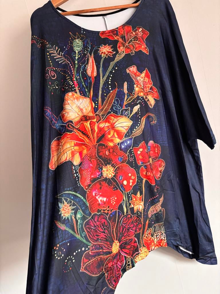 Donkerblauwe Tuniek met Opvallende Bloemenprint Maat 52/54, Kleding | Dames, Grote Maten, Ophalen of Verzenden, Nieuw, Blauw, Blouse of Tuniek