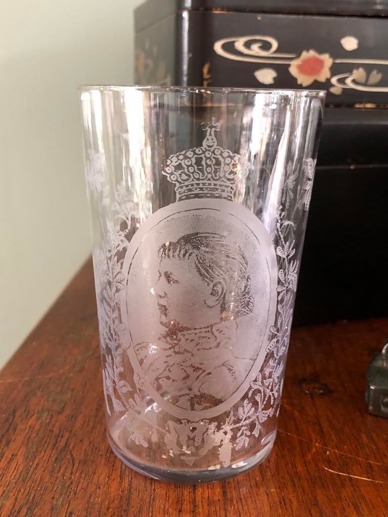 Herdenkingsglas geëtst glas kroning Koningin Wilhelmina 1898, Verzamelen, Koninklijk Huis en Royalty, Gebruikt, Onbekend, Ophalen of Verzenden