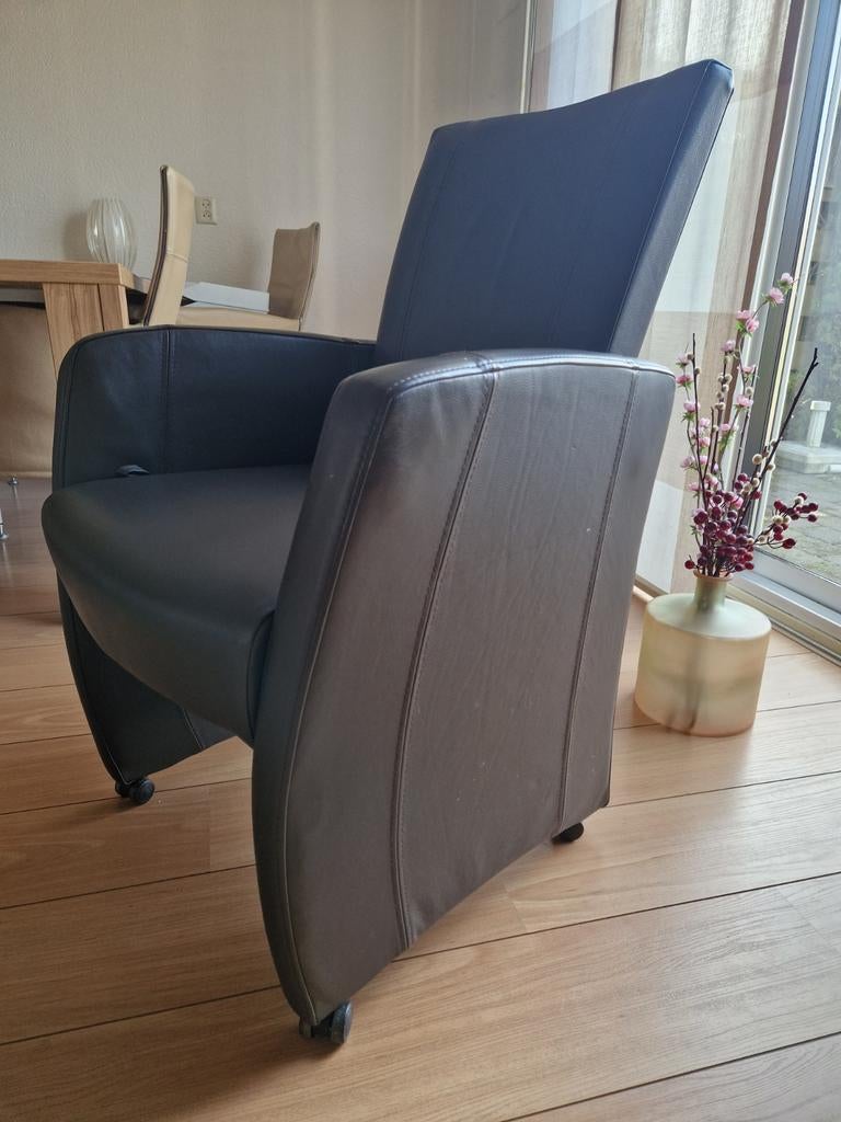Comfortabele donkerbruine fauteuil op wieltjes, Ophalen, Gebruikt, Bruin, Modern comfort