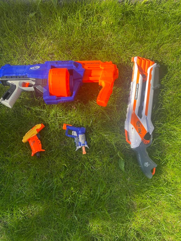 Nerf set van 4 blasters + Nerf pijltjes + Nerf fest en meer, Ophalen, Gebruikt