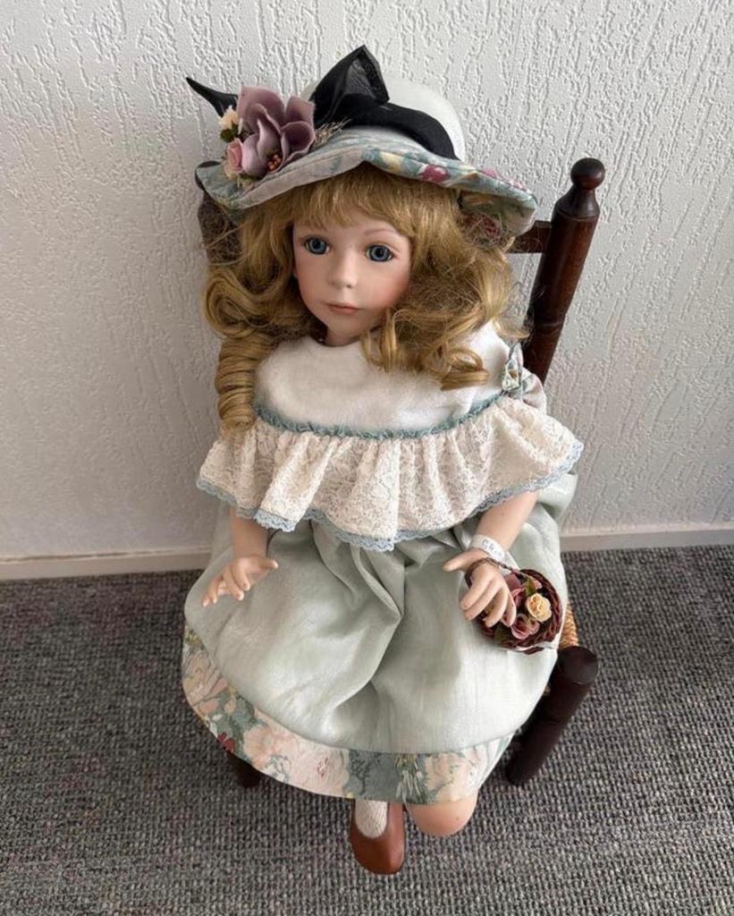 Porseleinen pop met hoed en mandje, Verzamelen, Poppen, Ophalen, Gebruikt, Pop