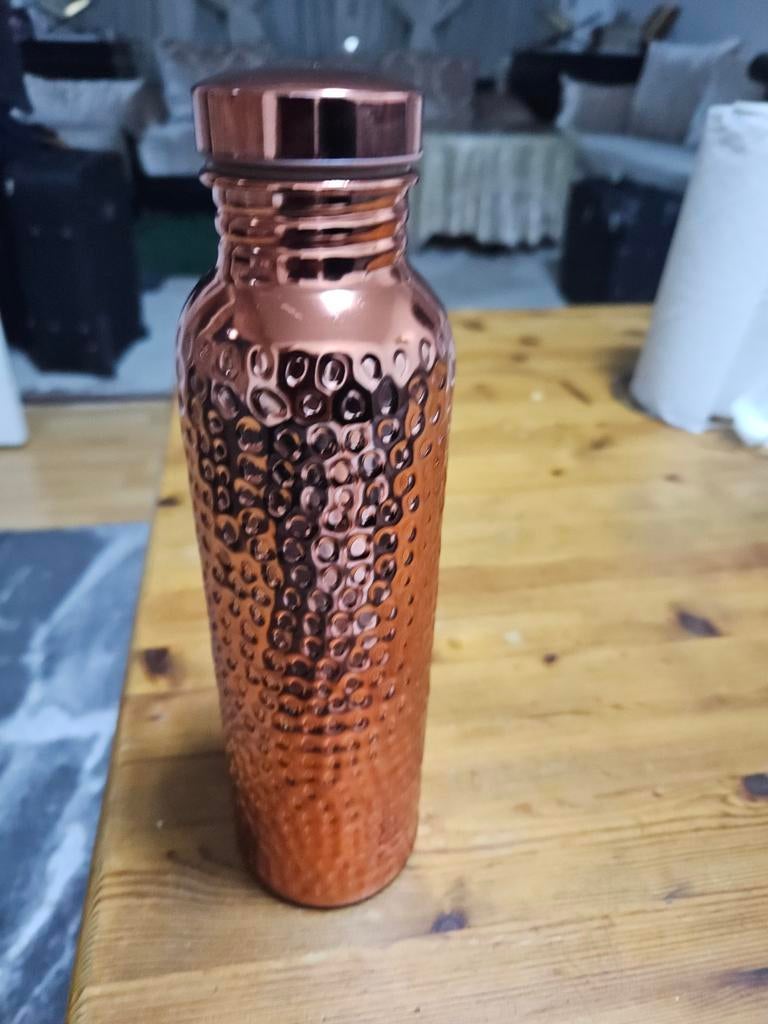 Koperen drinkfles met gehamerd design, Huis en Inrichting, Woonaccessoires | Vazen, Overige materialen, Overige kleuren, 50 tot 75 cm