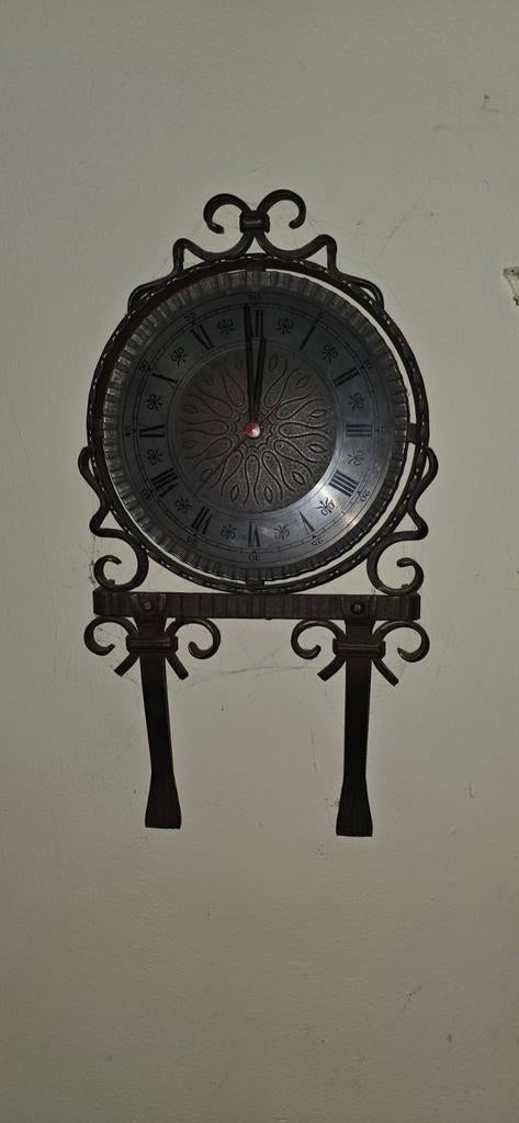 Wandklok met metalen frame, Ophalen