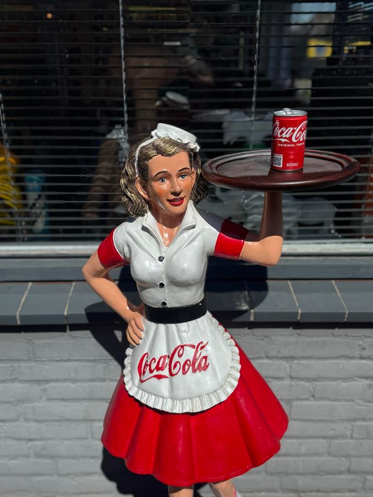 Coca Cola serveerster op rolschaatsen beeld, Verzamelen, Ophalen, Gebruikt, Mens