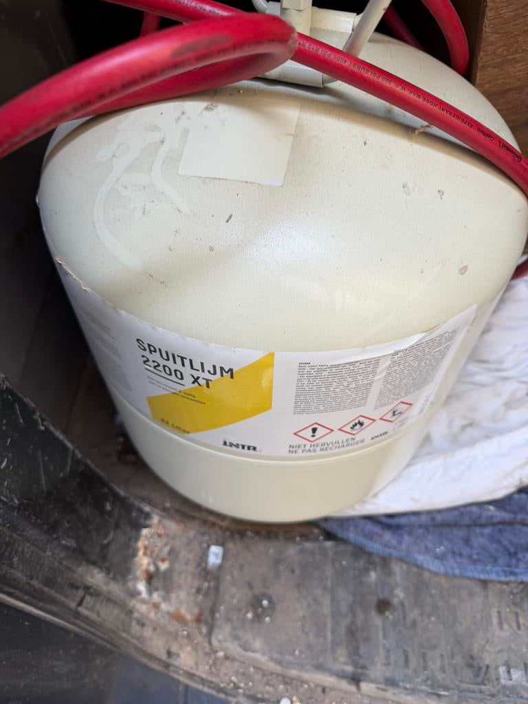 Spuitlijm + slang en pistool, Doe-het-zelf en Verbouw, Ophalen of Verzenden, Zo goed als nieuw, Wit