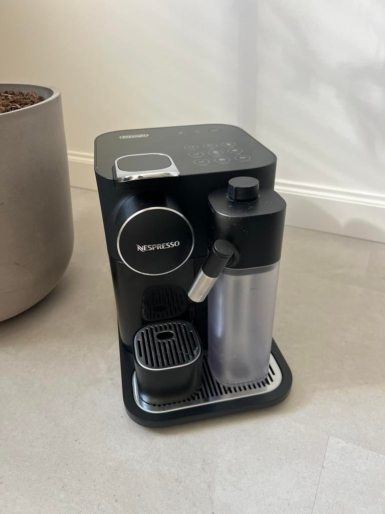 Nespresso delonghi zwart melkschuimer nieuwstaat, Koffiepads en cups, Espresso apparaat, Ophalen of Verzenden, Zo goed als nieuw