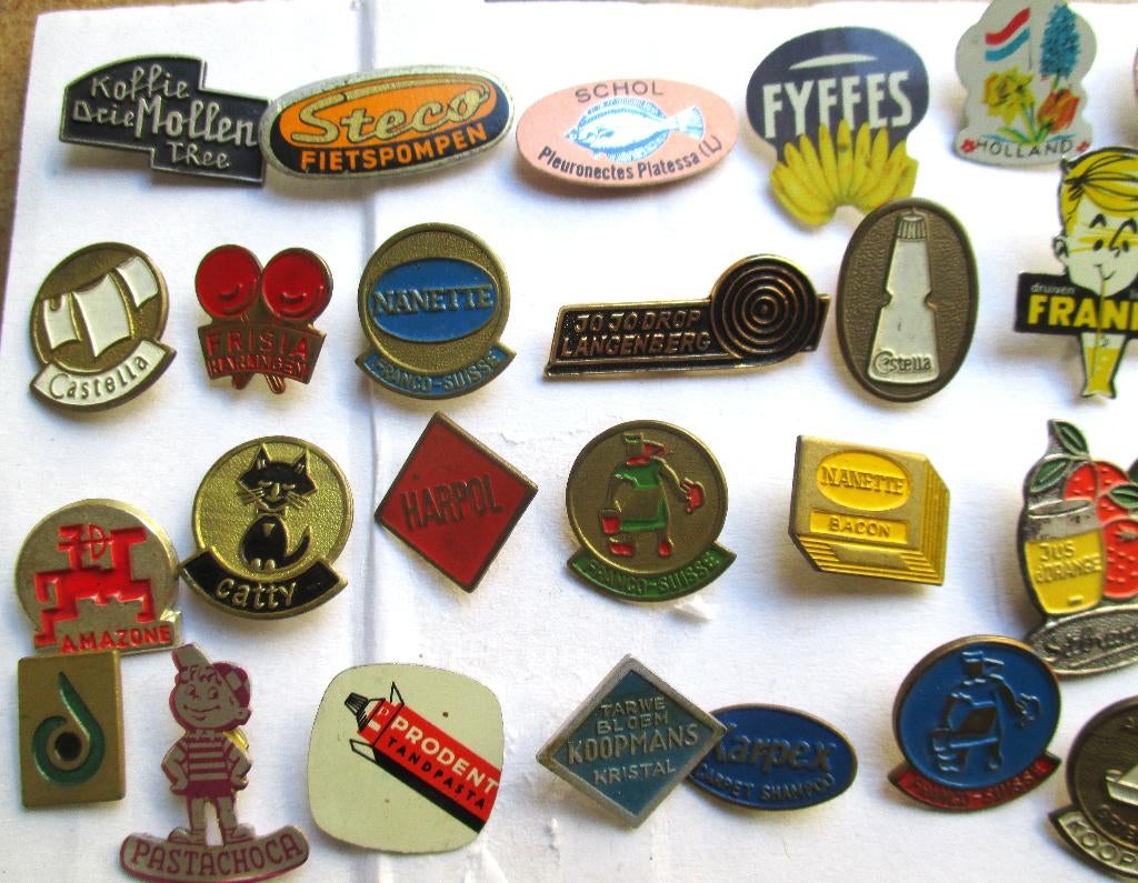 Speldjes jrn 50 en 60~Metaal~The Violets~Catty~Frisia~, Verzamelen, Speldjes, Pins en Buttons, Ophalen of Verzenden, Gebruikt