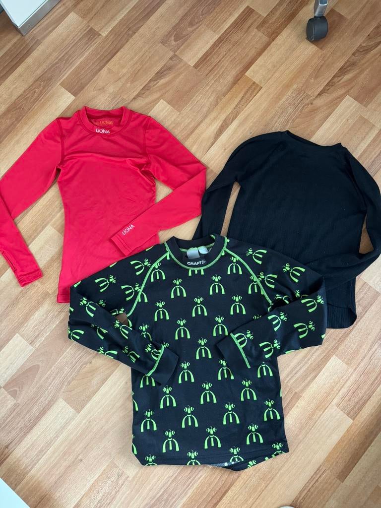3 thermo shirts voor de sport , mt 140, Ophalen of Verzenden, Zo goed als nieuw, Jongen of Meisje, Sport- of Zwemkleding