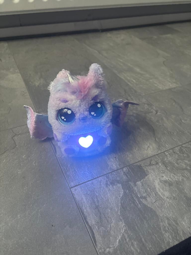 Schattige interactieve knuffel met lichtgevend hart, Ophalen of Verzenden, Zo goed als nieuw, Jongen of Meisje