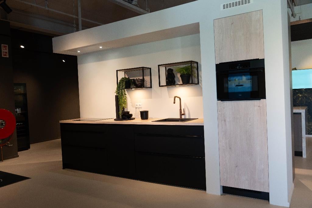 Moderne zwarte showroom keuken, Ophalen, Zwart, Nieuw, Enkelwandige keuken