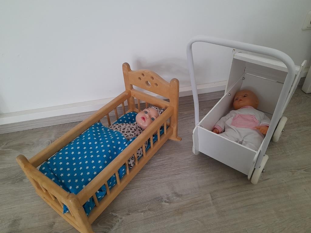 Houten poppenbed, poppenwagen en 2 poppen, Ophalen, Gebruikt, Babypop