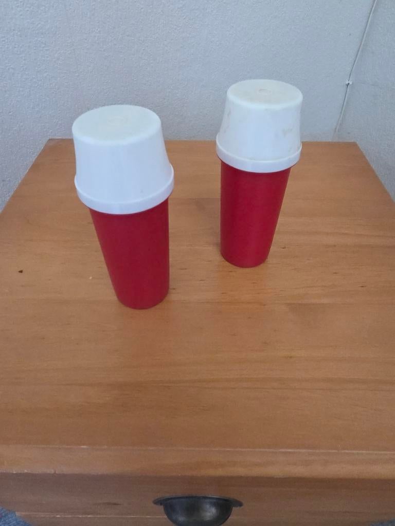 2 Tupperware pompjes - rood met wit, Huis en Inrichting, Keuken | Tupperware, Ophalen of Verzenden, Gebruikt, Rood, Overige typen