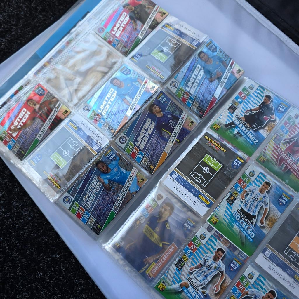 Panini FIFA 365 Adrenalyn XL 2022 & 2024 – 2 mappen, Ophalen of Verzenden, Zo goed als nieuw, Meerdere kaarten, Foil