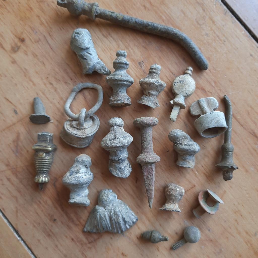 Bodemvondst Friesland: Antieke Ornamenten Knoppen, Verzenden
