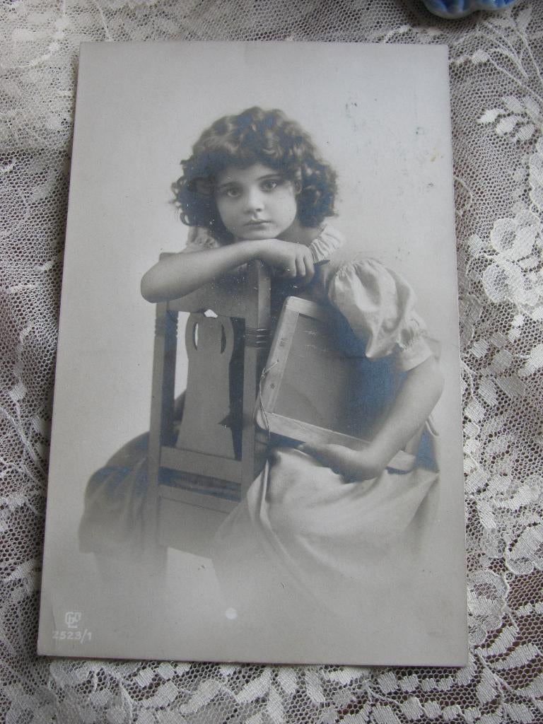 Antieke Kaart - Meisje met Lei op Stoel, Verzenden, Voor 1920, Gelopen, Kinderen