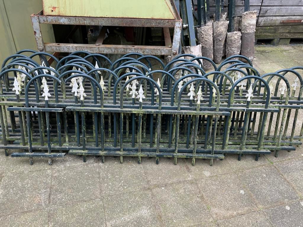 IJzeren hekwerk 16 meter met palen en poortjes, Ophalen, Met poort, Gebruikt, Nvt