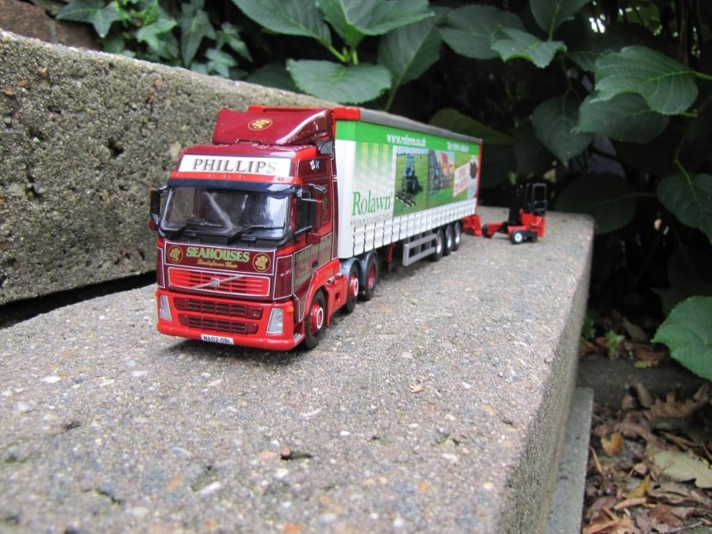 Corgi Volvo FH Phillips met Moffett meeneemheftruck., Hobby en Vrije tijd, Modelauto's | 1:50, Zo goed als nieuw, Bus of Vrachtwagen
