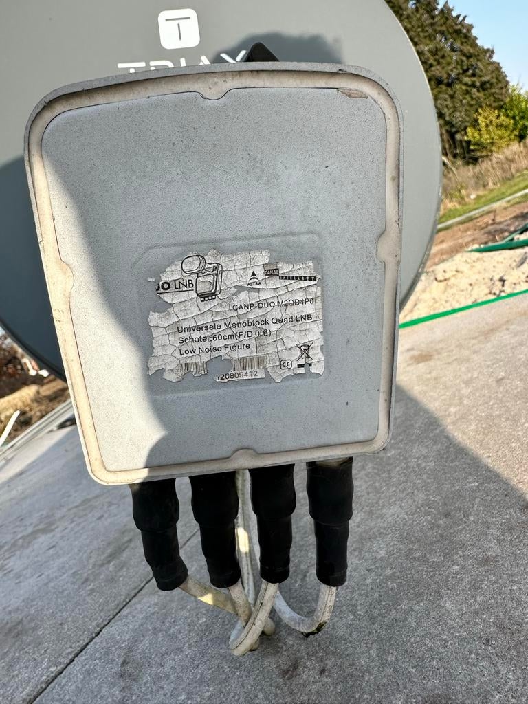 Gratis: Schotel 60cm met Quad LNB - Triax, Audio, Tv en Foto, Schotelantennes, Ophalen, Gebruikt, (Schotel)antenne, Overige merken
