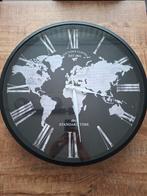 Grote zwarte wandklok met wereldkaart - 55cm, Ophalen, Gebruikt, Analoog, Wandklok