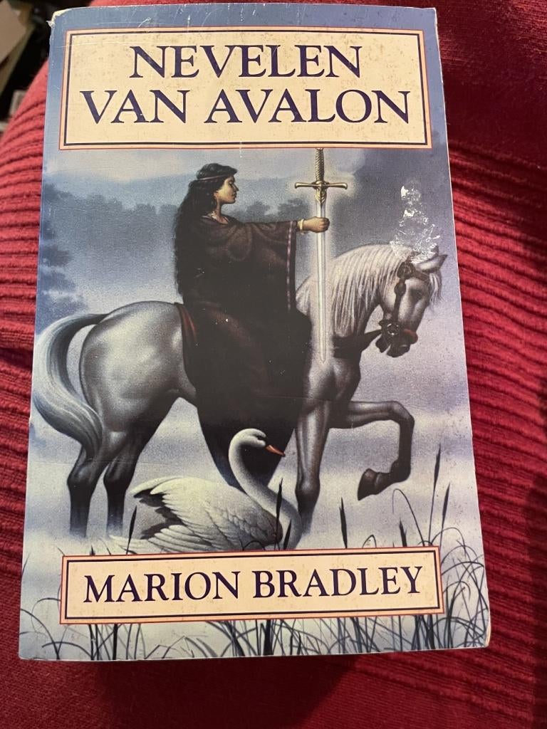 Nevelen van avalon/ marion bradley / dik boek, Boeken, Ophalen of Verzenden, Zo goed als nieuw
