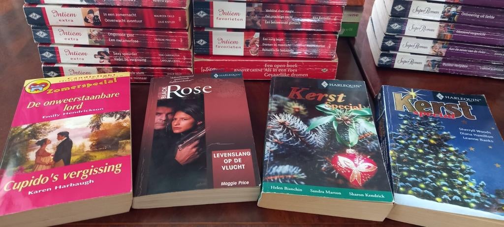 52 HARLEQUIN ROMANS ( de meesten zijn dikkere boekjes), Ophalen of Verzenden, Gelezen