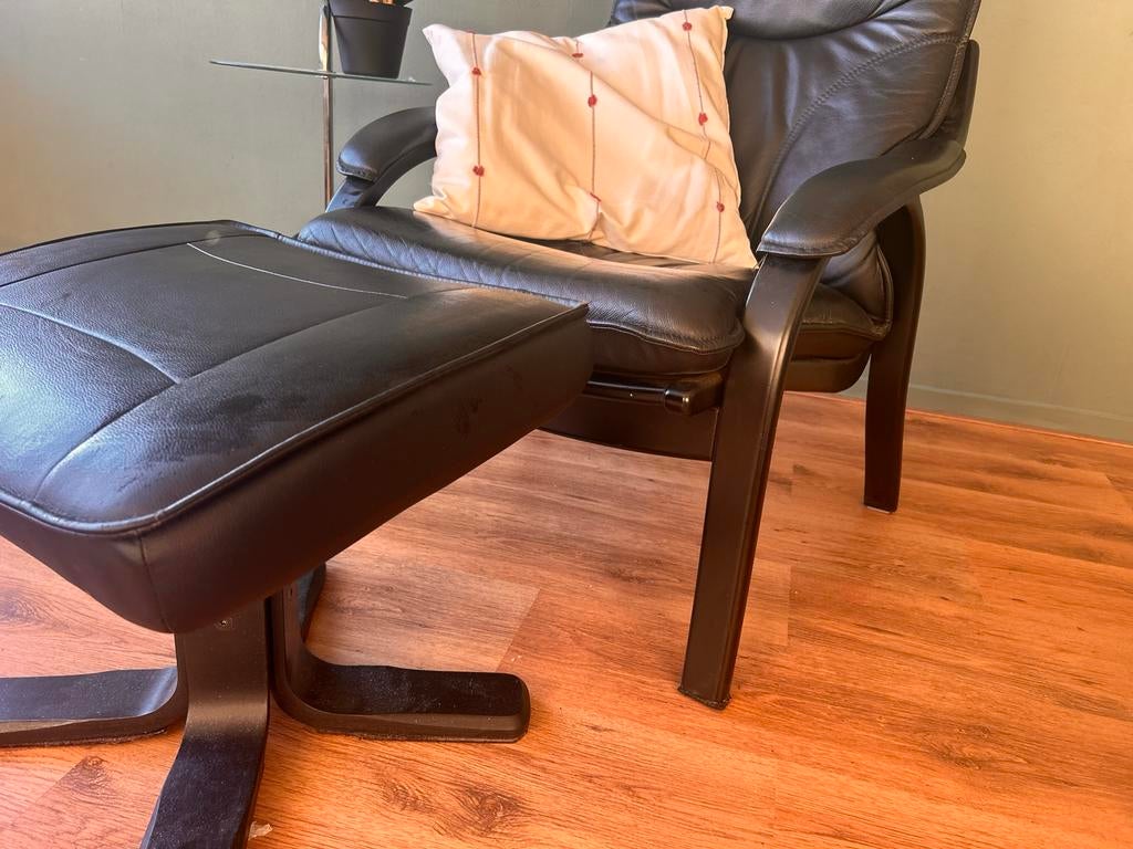 Zwarte leren lounge stoel met voetenbankje., Ophalen, Gebruikt, 50 tot 75 cm, Leer