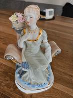 Porseleinen beeldje dame met bloemen en gouden accenten, Ophalen of Verzenden