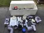 Grote partij diverse PVC stukken en hulpstukken in kist, Gebruikt, Pvc, Overige typen, Ophalen of Verzenden
