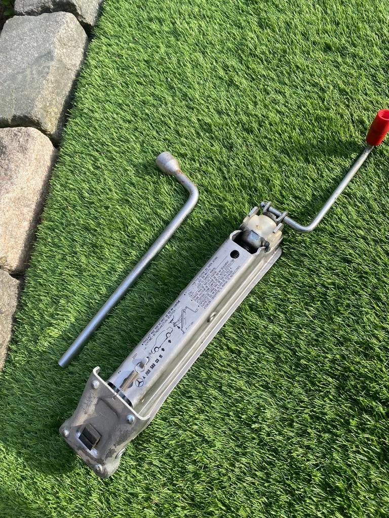 Auto krik Mercedes C klasse 40 euro, Ophalen of Verzenden, Zo goed als nieuw, Manueel, Schaarkrik