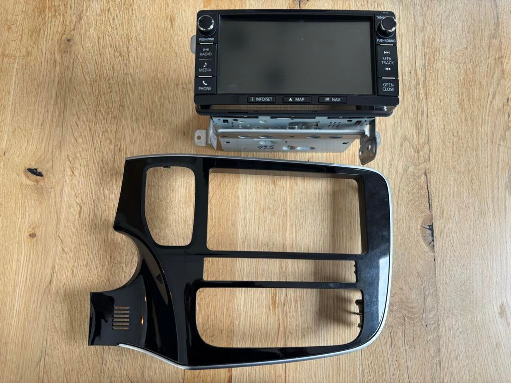 Originele Mitsubishi radio (2016) incl front, Auto diversen, Autoradio's, Ophalen of Verzenden, Gebruikt