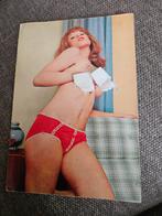 Pin up dame Ansichtkaart met dame in rode slip, Ophalen of Verzenden