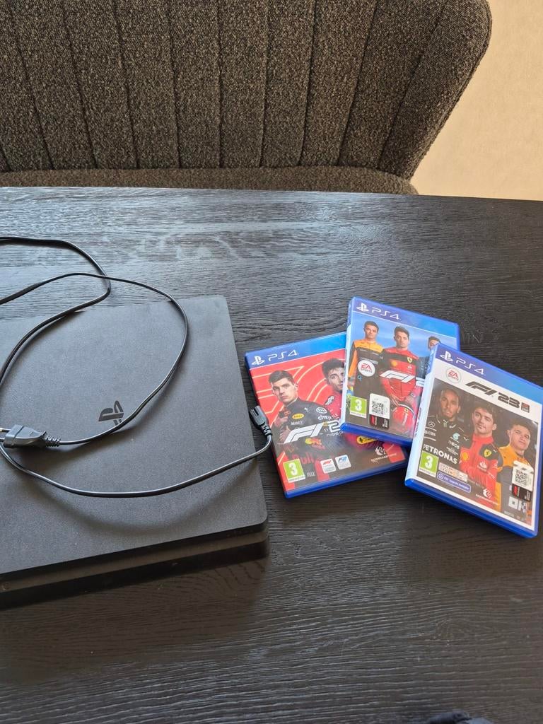 Playstation 4 inclusief 3 F1 spellen, Ophalen, Zo goed als nieuw, Zonder controller, Original