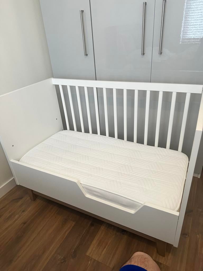 Wit kinderbed met matras - Zo goed als nieuw, Ophalen of Verzenden, Zo goed als nieuw, Minder dan 140 cm, Matras