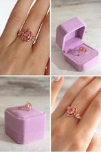 Roségouden ring met roze steen in  ringdoosje (Gloednieuw), Kunststof, Nieuw, Ophalen of Verzenden, Kleiner dan 17