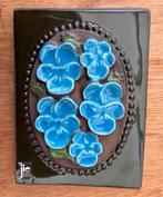 Wandbordje met blauwe viooltjes van JIE Gantofta Sweden, Ophalen of Verzenden