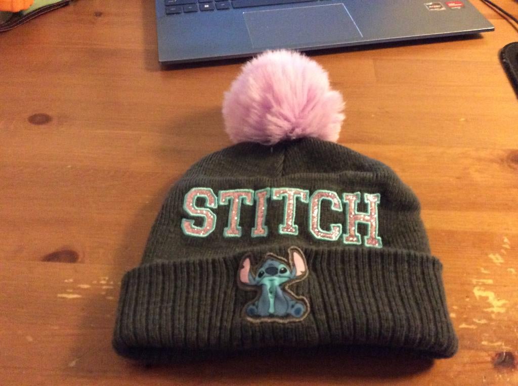 Disney Stitch muts. Grijs met roze pompon. Maat S/M, Kleding | Dames, Mutsen, Sjaals en Handschoenen, Disney, Ophalen of Verzenden