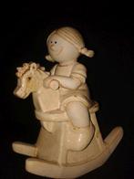 Grappig BEELD van KERAMIEK <> Meisje op HOBBELPAARD, Ophalen of Verzenden, Zo goed als nieuw, Mens