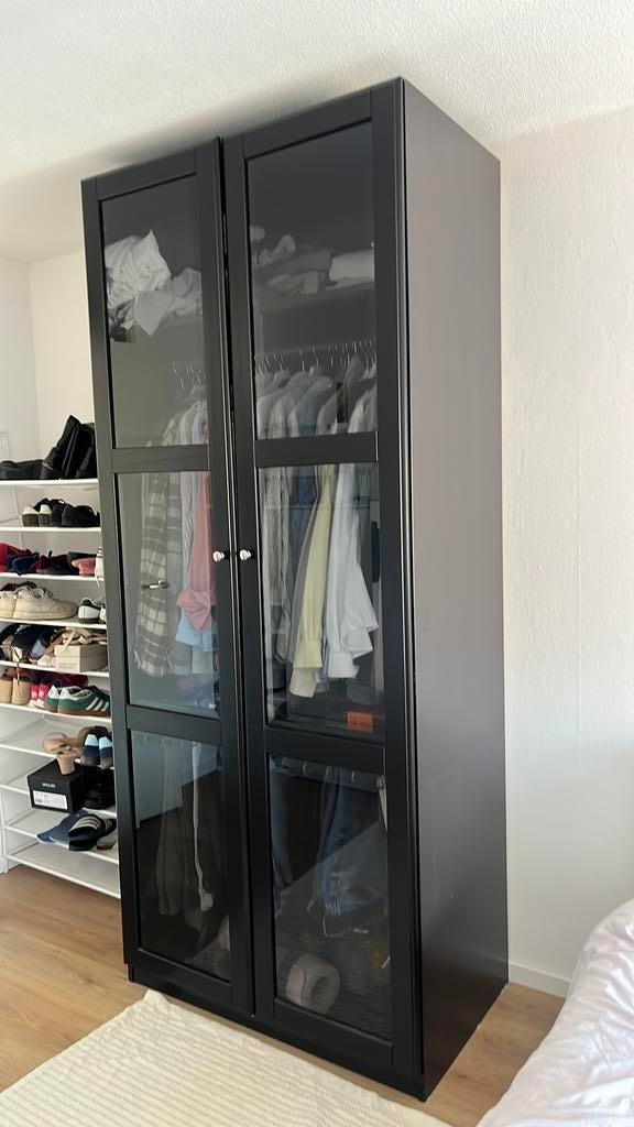 Zwarte vitrine Ikea kledingkast, Huis en Inrichting, Ophalen of Verzenden, Zo goed als nieuw, 50 tot 75 cm, 200 cm of meer