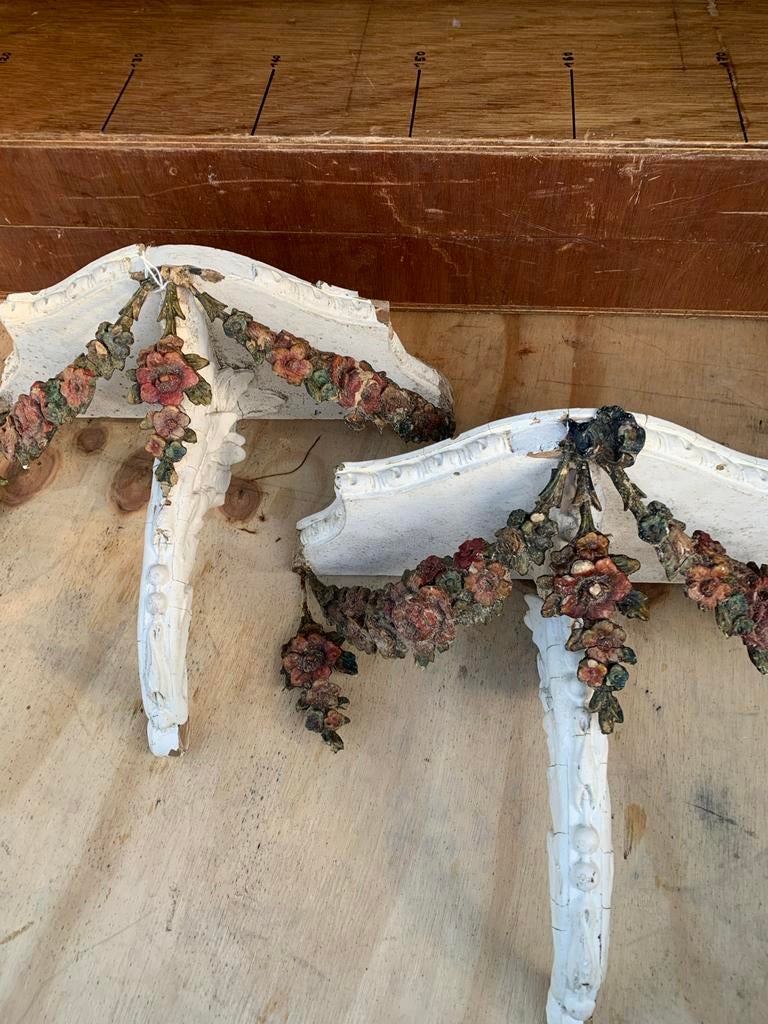 Antieke brocante consoles met bloemenguirlandes, Ophalen of Verzenden