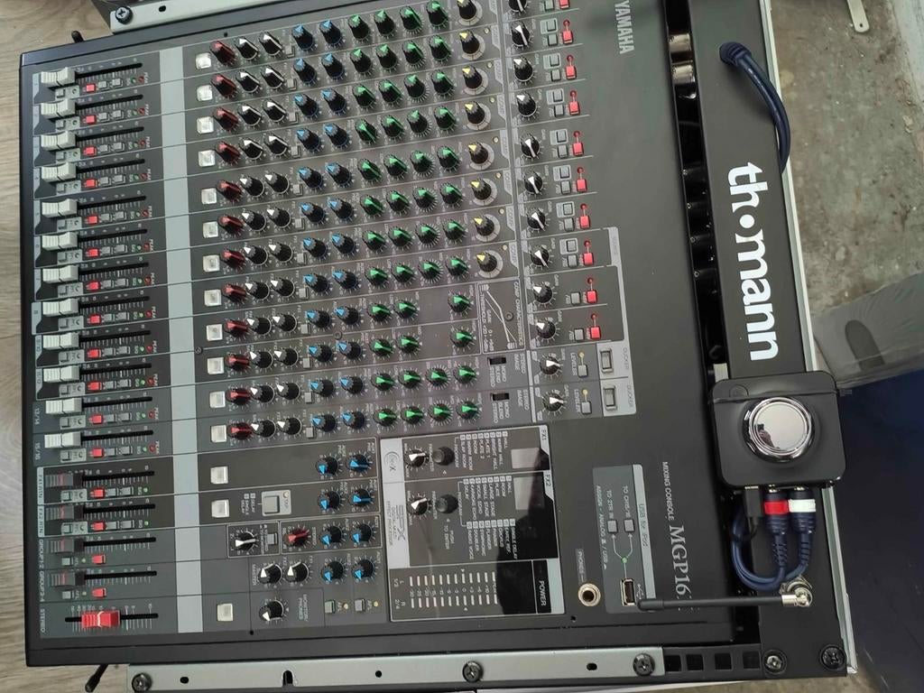 Yamaha mengpaneel en twee Shure microfoons, Muziek en Instrumenten, Mengpanelen, Ophalen, Zo goed als nieuw, 10 tot 20 kanalen