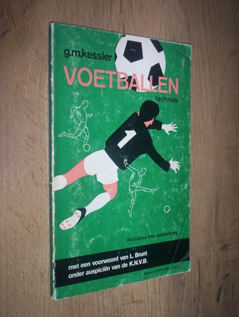 voetballen techniek 1 - kessler (knvb-bondscoach), Boeken, Ophalen of Verzenden, Zo goed als nieuw, Balsport