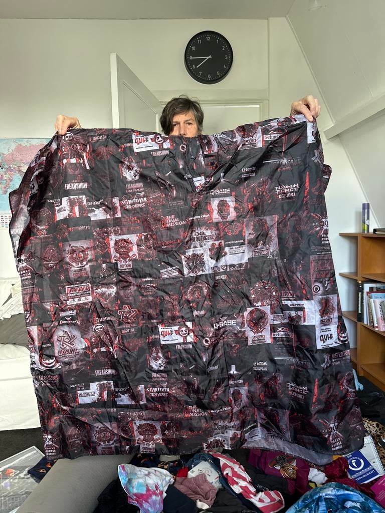 Officiële Defqon.1 Merch Poncho - Zwart met Rode Prints, Ophalen of Verzenden, Nieuw, Maat 46/48 (XL) of groter, Zwart