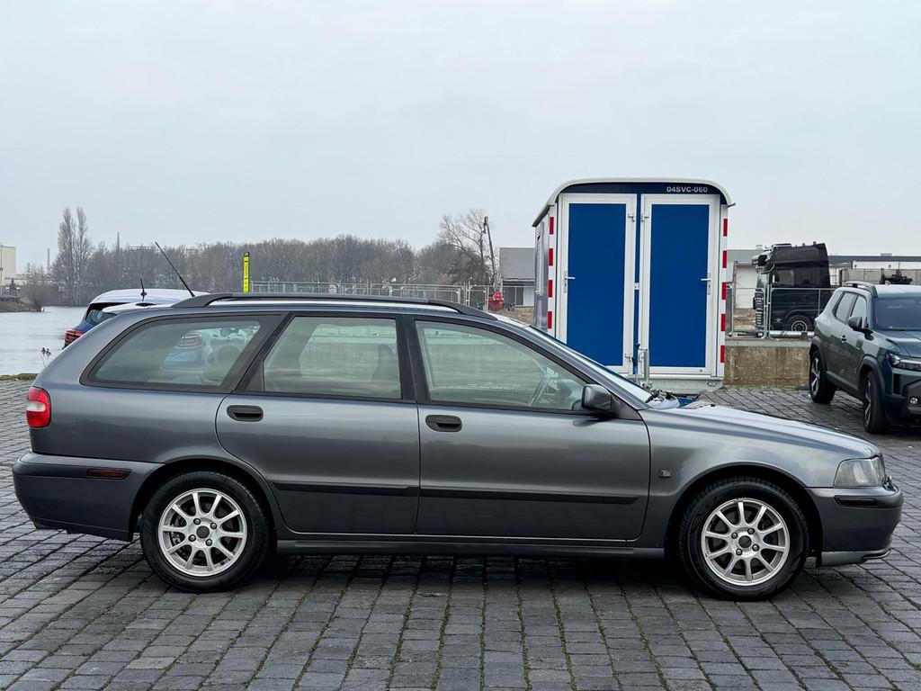 Volvo V40 2.0 Europa Nieuwe APK Cruise-control Trekhaak, Voorwielaandrijving, Gebruikt, 1948 cc, 4 cilinders