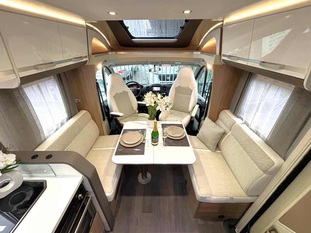 Adria Matrix Plus 670 DC QUEENSBED + HEFBED + FACE TO FACE, Fiat, 7 tot 8 meter, Bedrijf, Adria