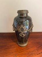 Donkere vaas met metalen versieringen, Ophalen