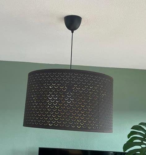 Zwarte hanglamp met gouden binnenkant, ikea nymo, Huis en Inrichting, Lampen | Hanglampen, Ophalen, Zo goed als nieuw, Metaal